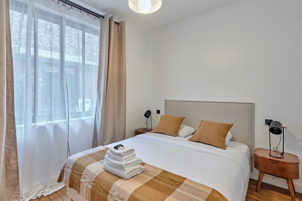 Appartement In The Center Of By Prestige Parijs